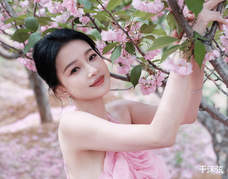 孙怡离婚后恋情曝光，与00后帅哥穿情侣装约会，厕所拥抱疑似同居