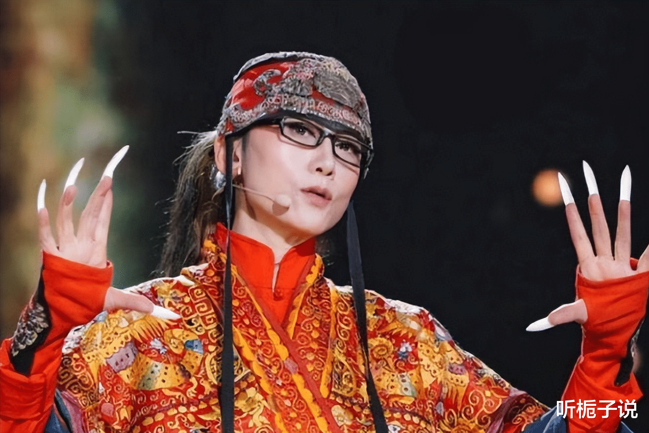 杨丽萍|杨丽萍李玉刚被网友偶遇!两人一同过年,穿民族服饰逛街关系亲密