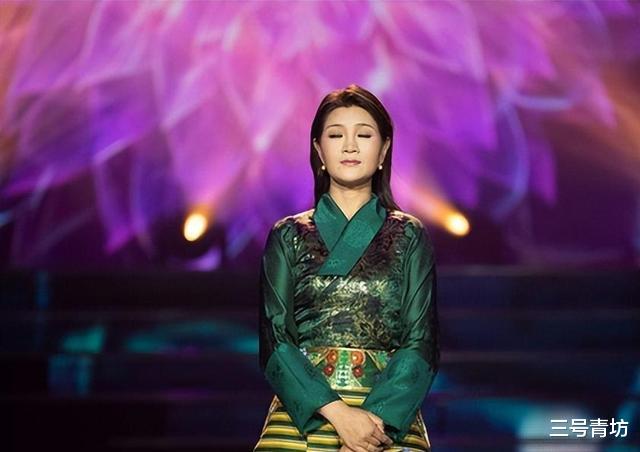 歌手降央卓玛：因丈夫高颜值疯狂倒追，婚后生3胎，现在生活咋样