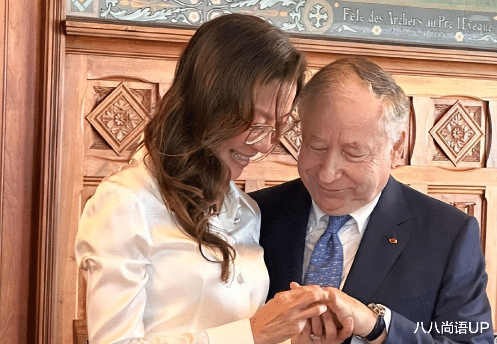 杨紫琼晒全家福!穿粉睡衣好嫩,77岁让托德却深情望着84岁丈母娘