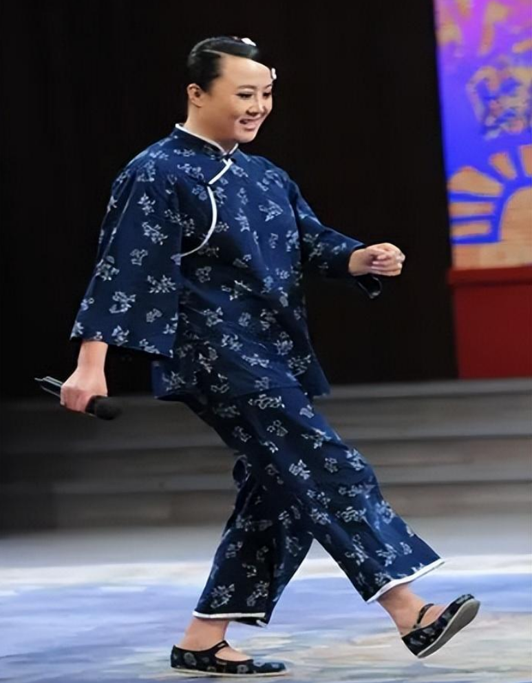 孙立荣|孙立荣:赵本山的第一位女徒弟,上过春晚,嫁富豪丈夫被宠成公主