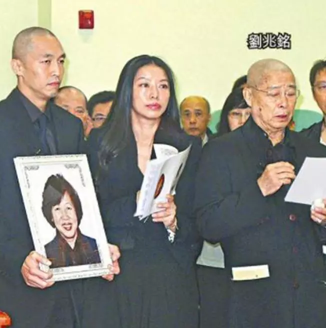 刘兆铭|知名港星坐轮椅罕露面!丧妻后太悲伤淡出荧幕,住所曝光堆满杂物