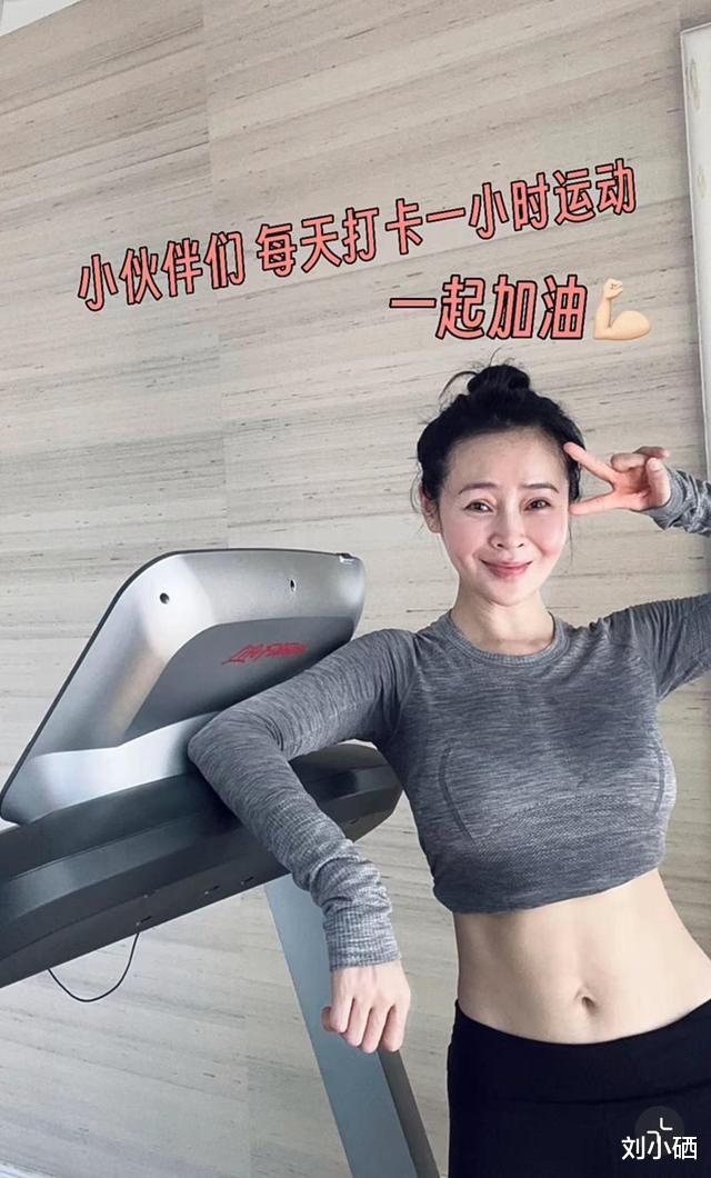 于明加|于明加携一家出游身材丰腴!神秘丈夫罕见露面,俩女儿近1米8