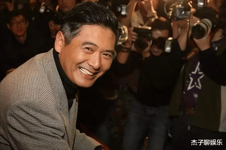 面对赵本山调侃,周润发17字回应语出惊人,冯小刚真该向他学学