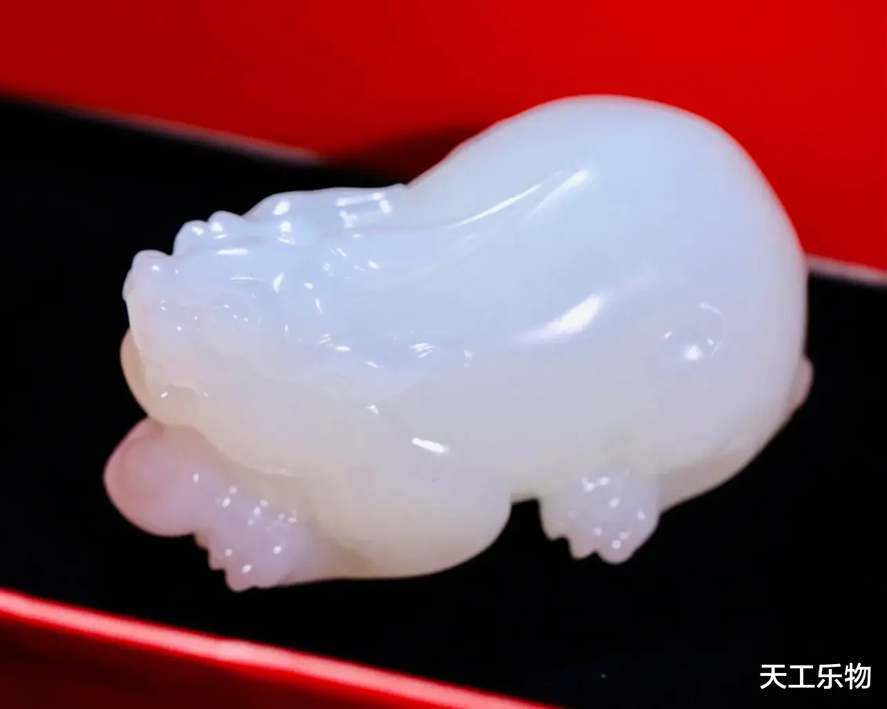 老物件|又一种极品白玉山料！被称为“籽料之母”的和田玉黑山料！