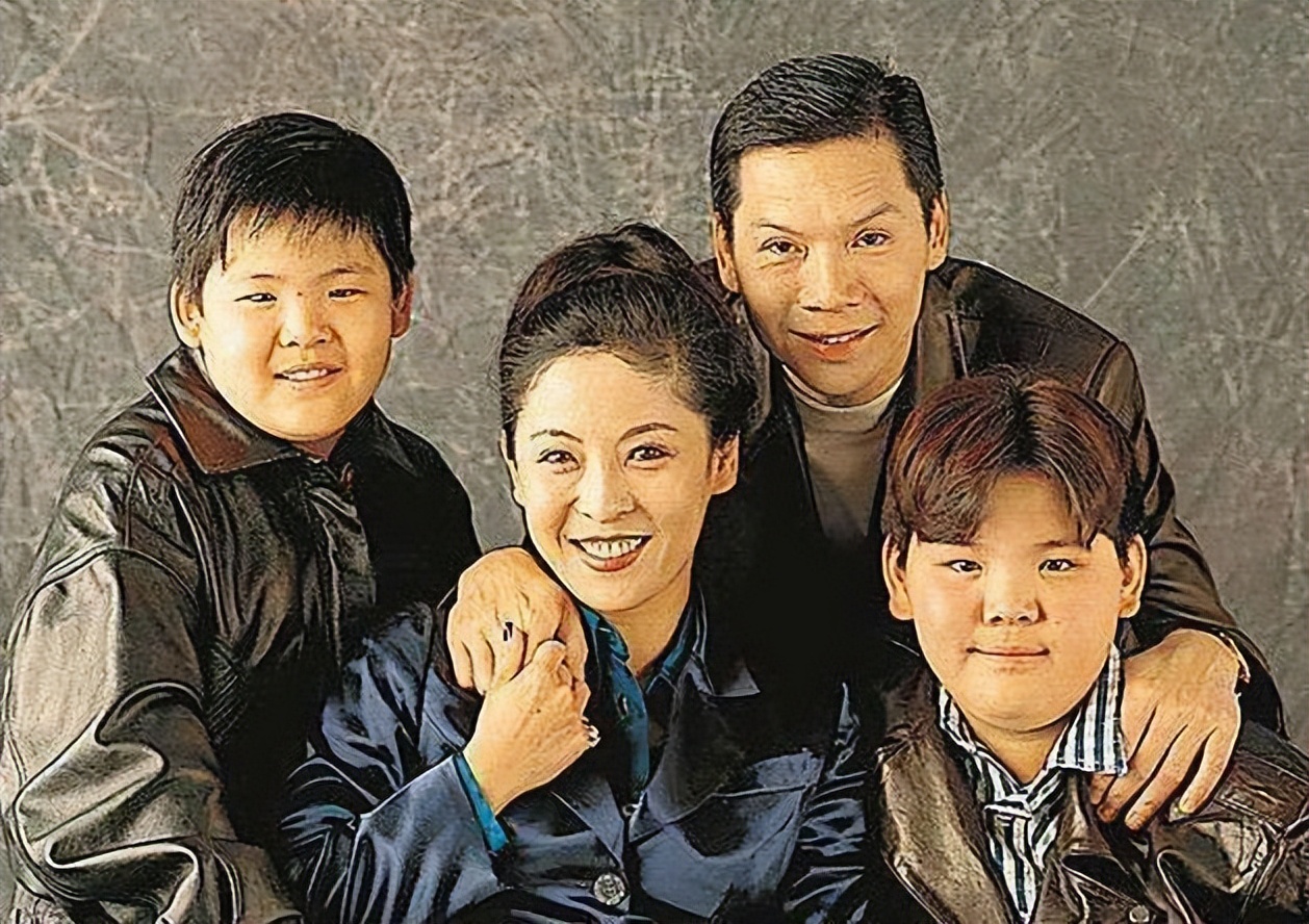 向佐郭碧婷被偶遇,一人抱一个孩子互动有爱,弟弟眼睛又大又圆好萌