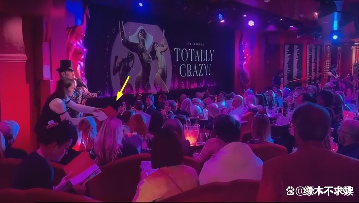 Lisa疯马秀首秀燃爆全场!中粉鲜花被Lisa丢弃,朴彩英离场黑脸