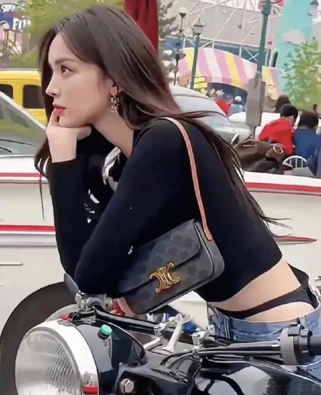 古力娜扎|穿衣自由不是擦边自由,娜扎秦岚同款裤子惹争议,设计低俗暗示强