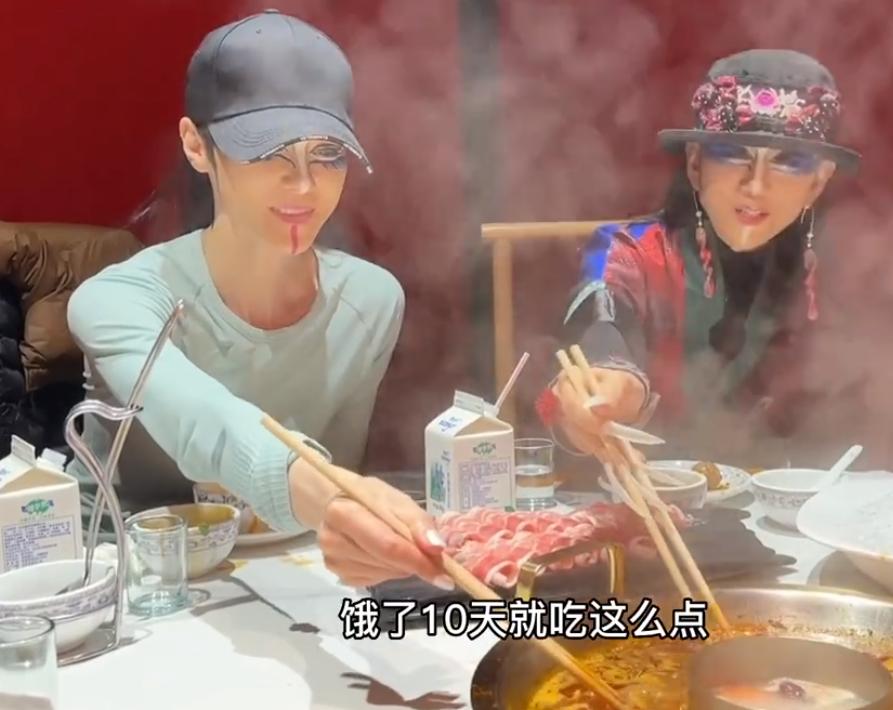 杨丽萍|杨丽萍吃火锅涮半斤羊肉,打破不吃肉戒律,超长指甲拿筷子不方便