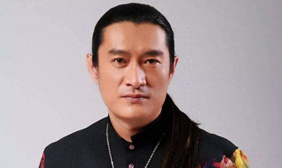 一名歌手黄安晒出与蔡英文“结婚照”，网友表示：为中国的统一而结婚