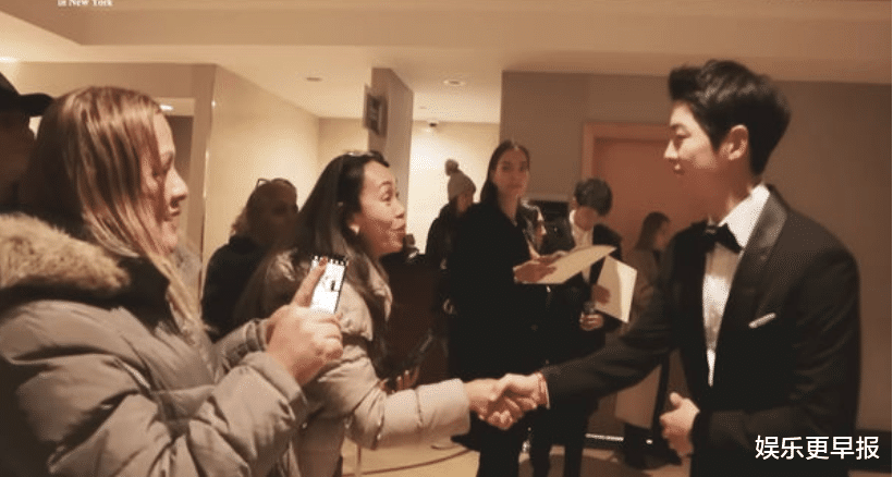 宋仲基|粉丝没认出宋仲基！主动攀谈「长得好像《文森佐》」 结局超爆笑