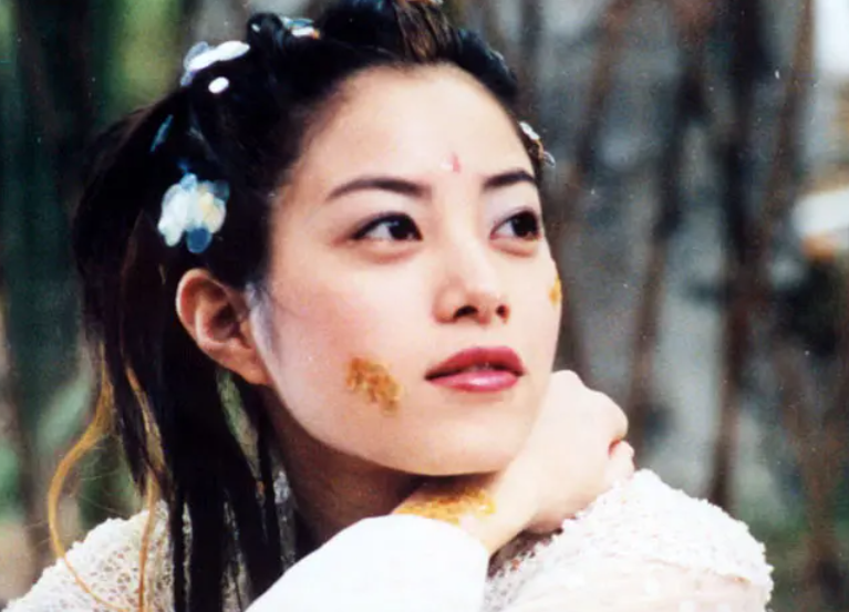 成龙|44岁徐怀钰现身公园跑步，穿露腰背心手臂纹身抢镜，丰满身材很迷人