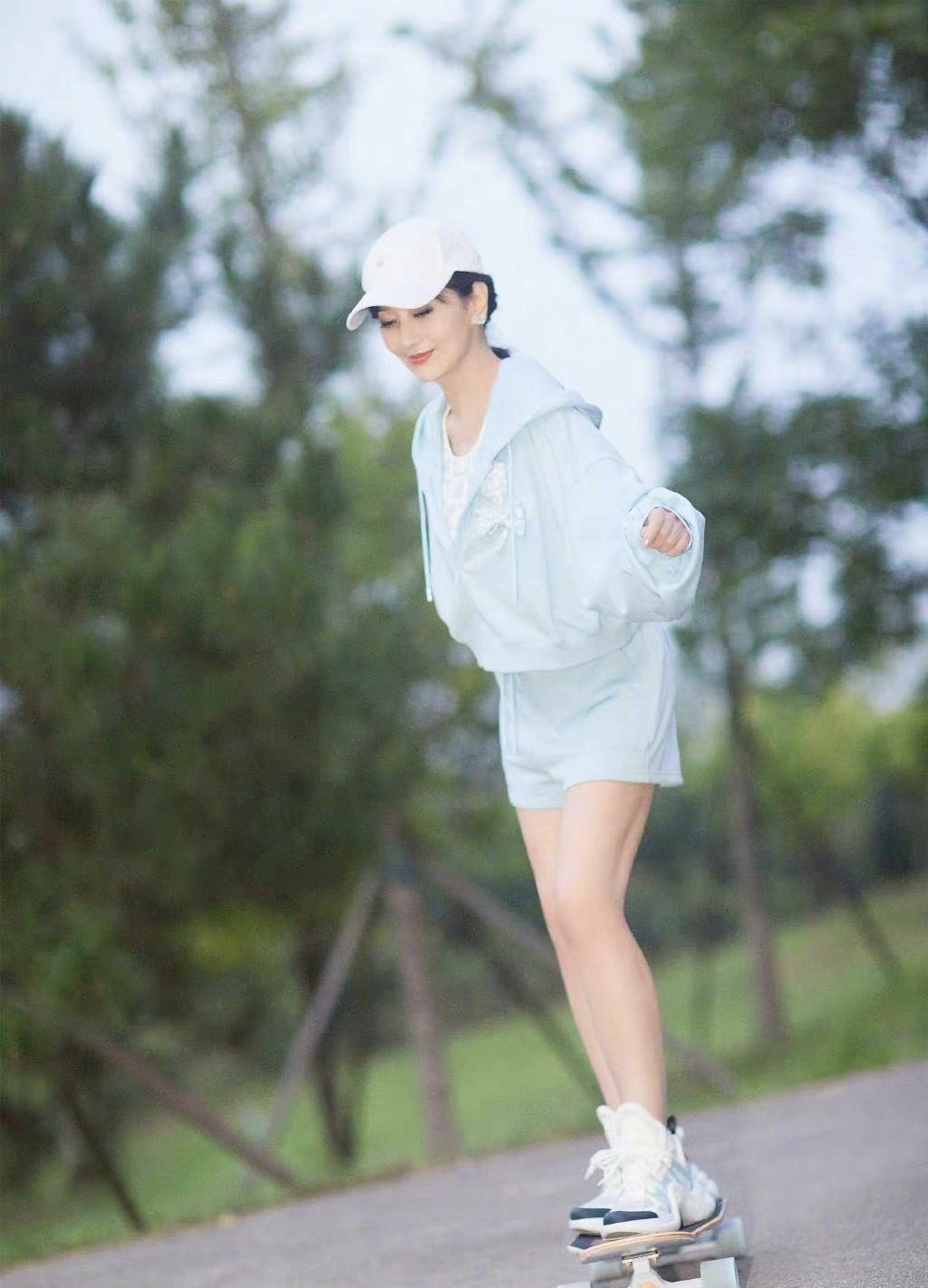 69岁赵雅芝对比60岁叶童,自然老去和医美老去的差距,一目了然