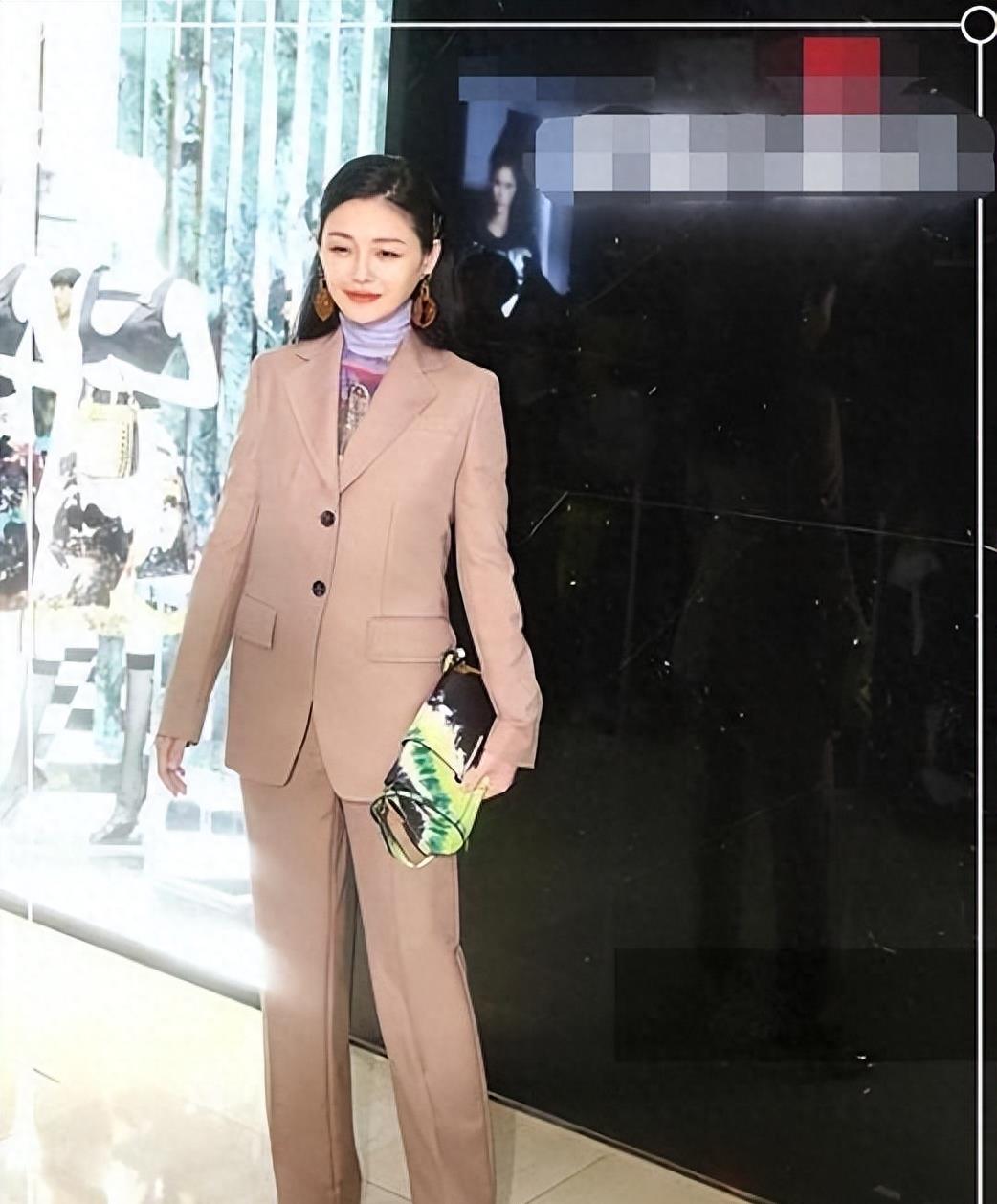 大S闪现台北街头,精心打扮仍难掩臃肿!网友感叹她终于下床了