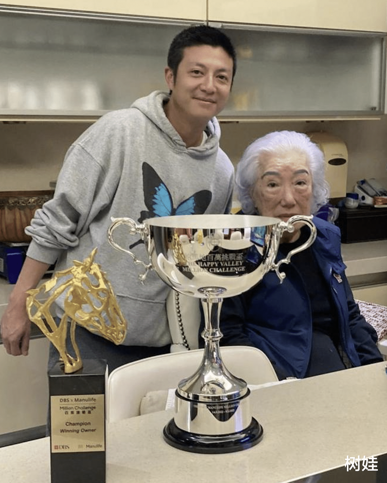 谢玲玲携子女现身酒店开业礼，42岁长子罕露脸，帅气不减至今未婚