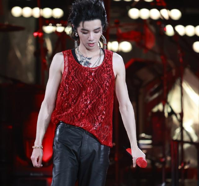 华晨宇|不唱歌,转电竞了?从代言人到青训选手,华晨宇加入LGD有内幕?