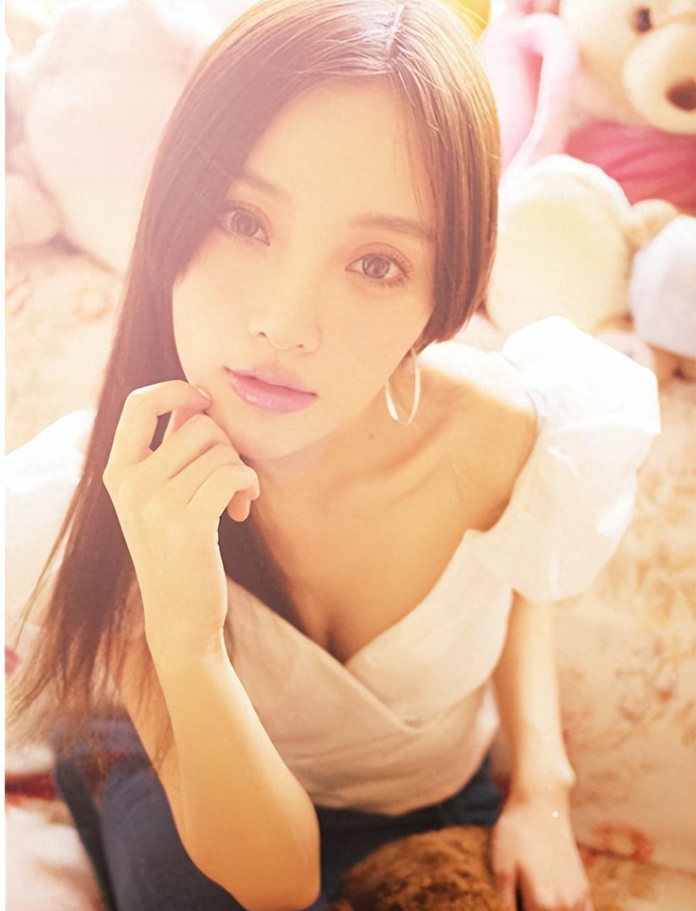 李小璐在结婚纪念日发文:很想你,贾乃亮回怼:我理发顶多要半小时!