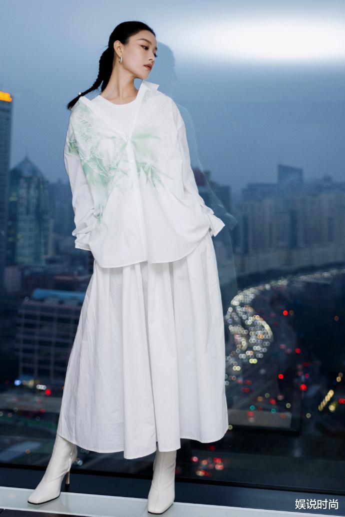 倪妮驾驭时尚的能力有多强？多样化的穿搭风格，展现优雅与个性！