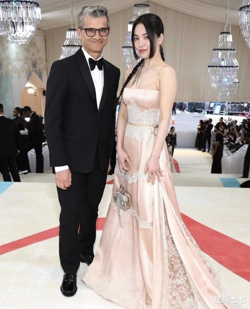 殷桃 宋慧乔在国外红毯翻车，罕见秀性感造型却廉价，发型选错像50岁