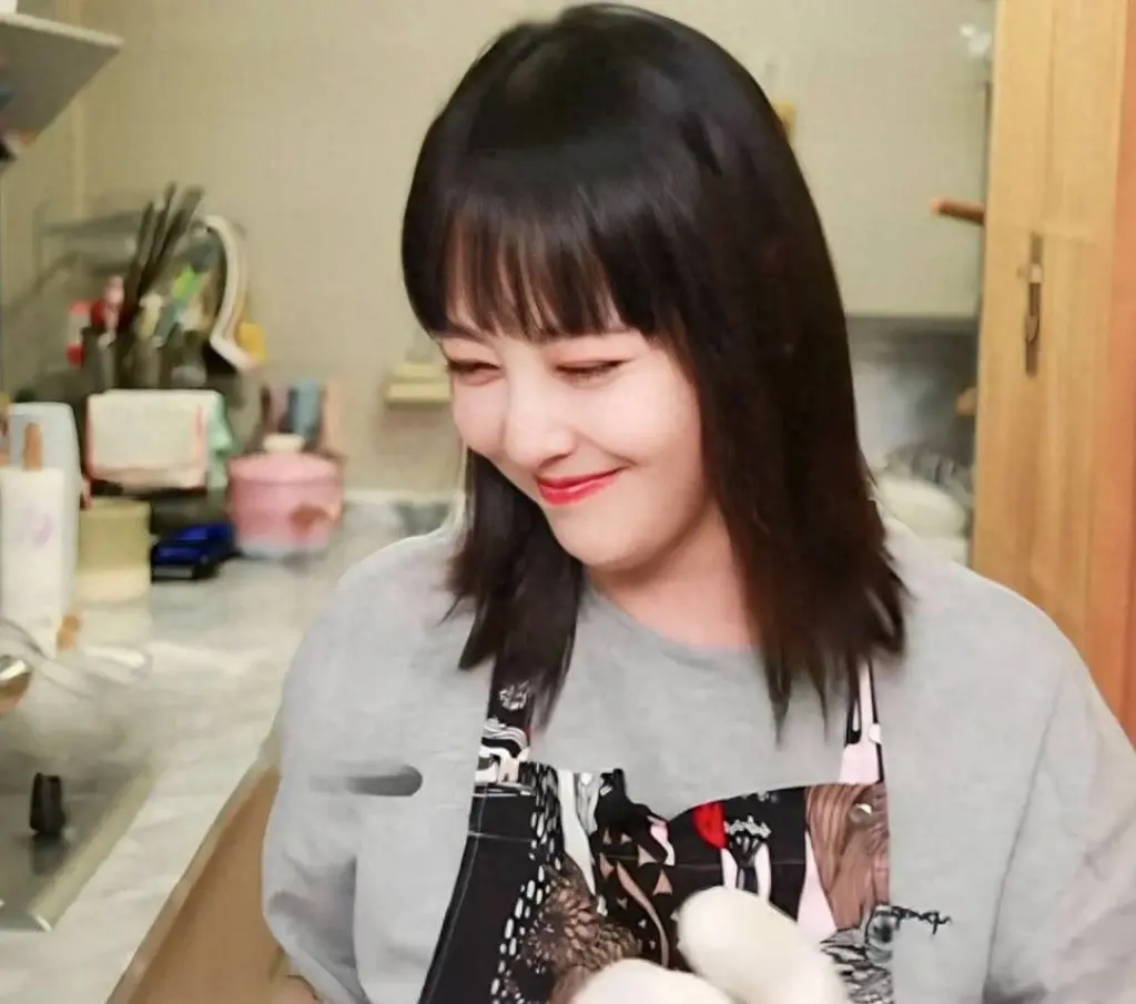 56岁周海媚坚持不医美，要做个优雅的老太婆