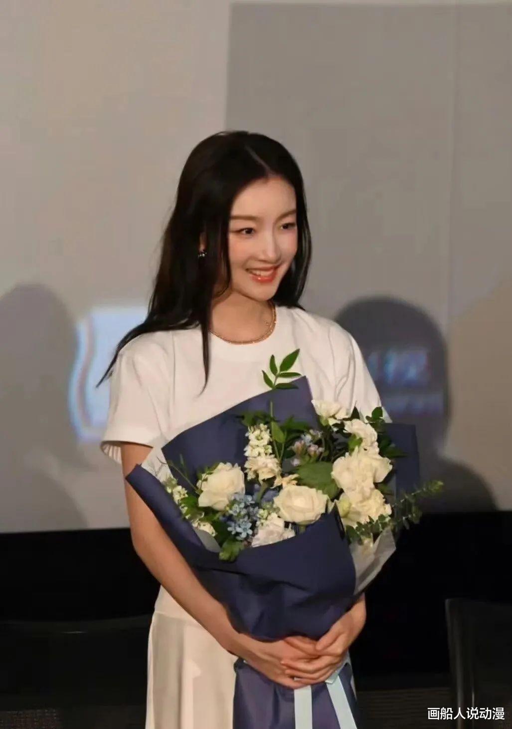 31岁周冬雨被曝未婚先孕？素颜照孕相十足，刘昊然这是要当爸了？