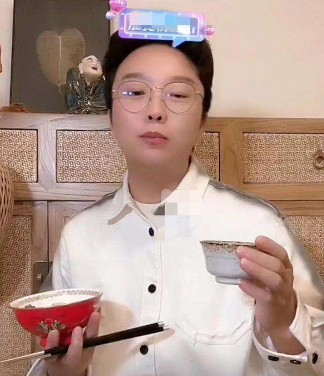 李玉刚|44岁李玉刚端着饭碗直播，吃饭时不断吧唧嘴，被网友吐槽没规矩