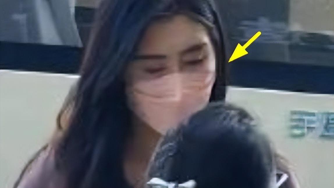 56岁王祖贤南京被偶遇！背2万元包包穿搭太时髦，瘦20斤美回小倩