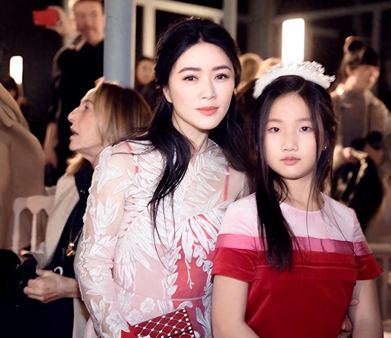 初恋陆毅，痴爱王志文，富豪老公入狱去世后，她竟拿130亿笑活下去