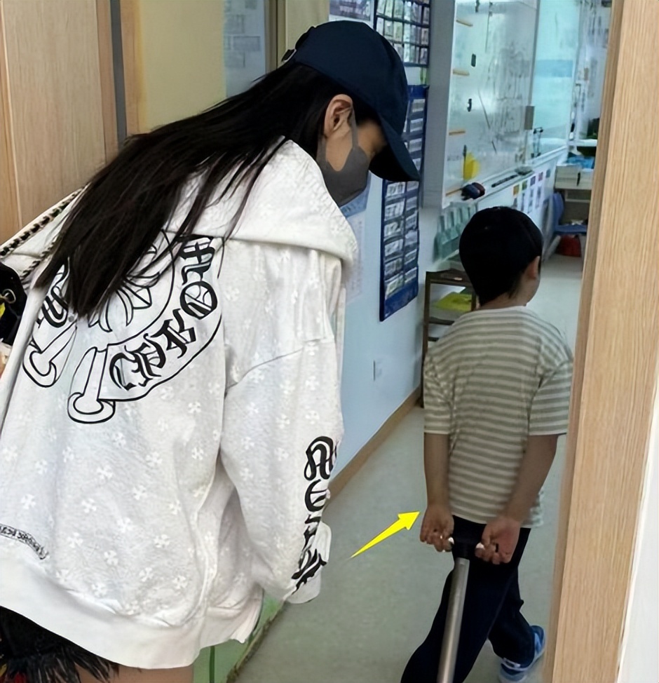 离婚后黄晓明首谈杨颖,儿子肺炎母亲摔伤,却没人可以搭把手带娃