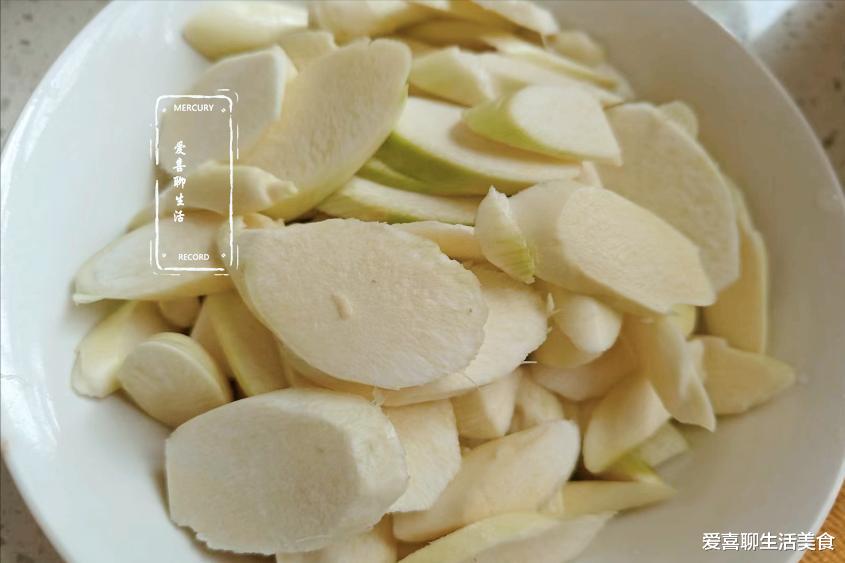 茭白|秋季，这食材遇到别手软，季节性强，马上下市了，简单一炒，鲜甜软嫩太香了！
