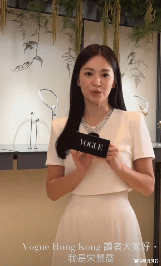 41岁宋慧乔颜值逆袭全智贤！穿白裙惊艳闪耀香港，初恋脸美到开挂