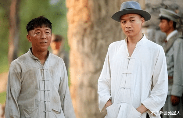 黄渤家宴排场大!妻子小欧罕见露面显年轻,全家人共用一张脸