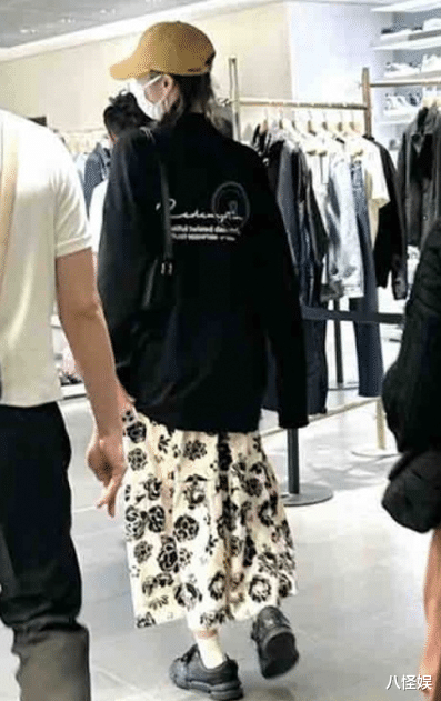 偶遇井柏然陪刘雯逛街,跟女友身后紧张到抠手,裤子全是褶太真实