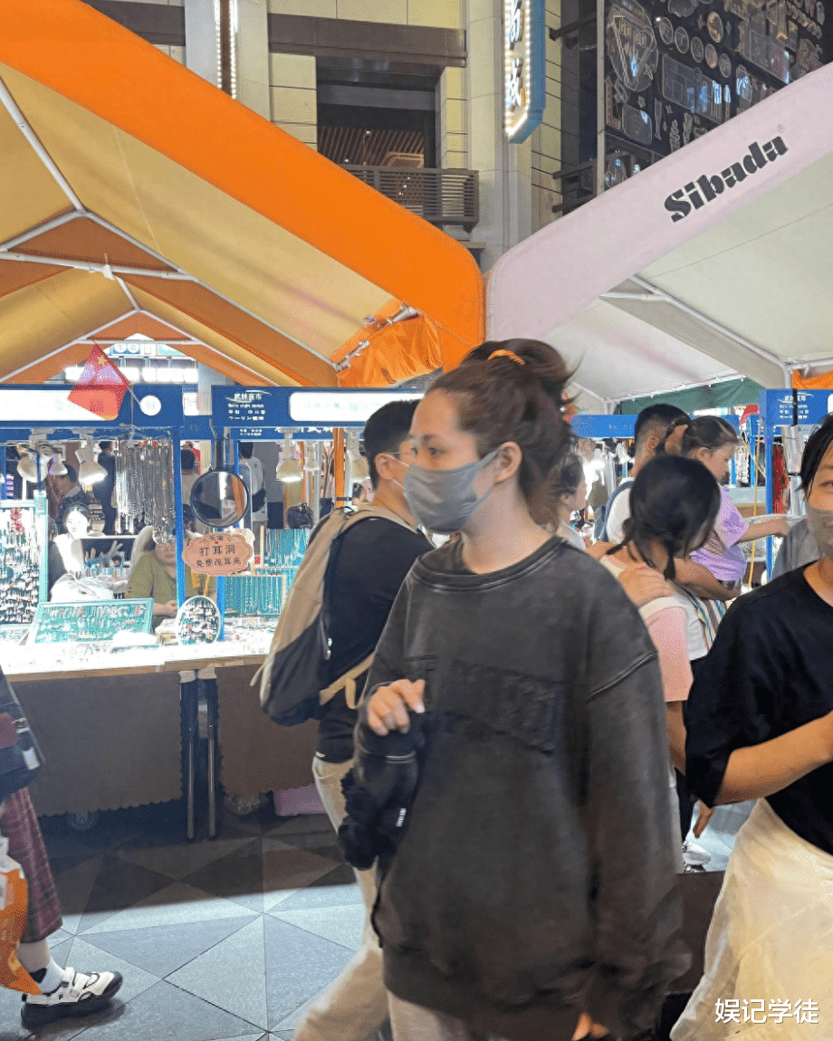 向佐一家参加好友婚礼,小奶皇开心激动,郭碧婷穿着简单五官迷人