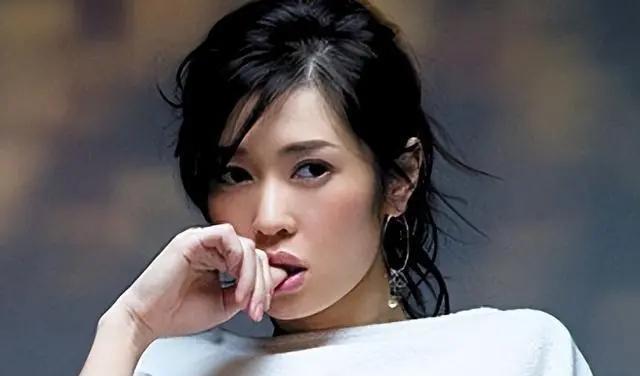 她曾把黄渤吻到害羞，又与导演同居12年遭抛弃，今47岁身价高达40亿