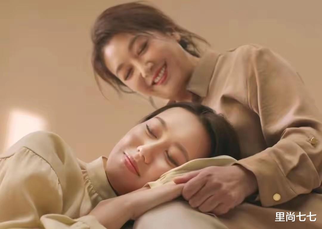 江珊 江珊高调带女儿捞金!女儿大饼脸比她还大一圈,五官扁平太普通