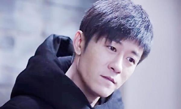 亲妈是制片人，干妈是导演，20年都捧不红他，却在娶妻改名后火了起来