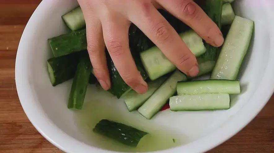 凉拌黄瓜|为啥饭店的凉拌黄瓜那么好吃?很多人第一步就做错了,难怪不好吃