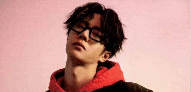 王一博|王一博受访全程说不知道，遭官媒认证“绝望的文盲”