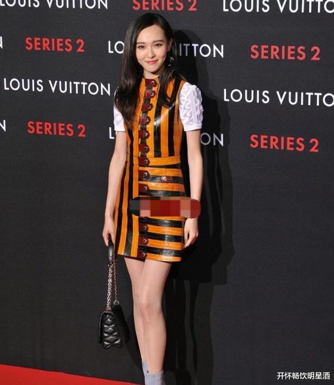 唐嫣越来越讲究了,肉色丝袜搭配蜜蜂连衣裙重现嫩模气质!