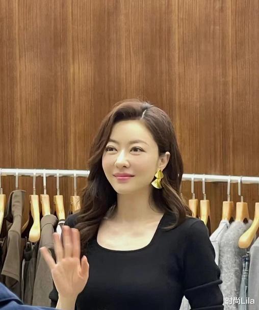 43岁熊黛林杭州亮相，肤白貌美“贵妇味”十足，180个头压迫感好强