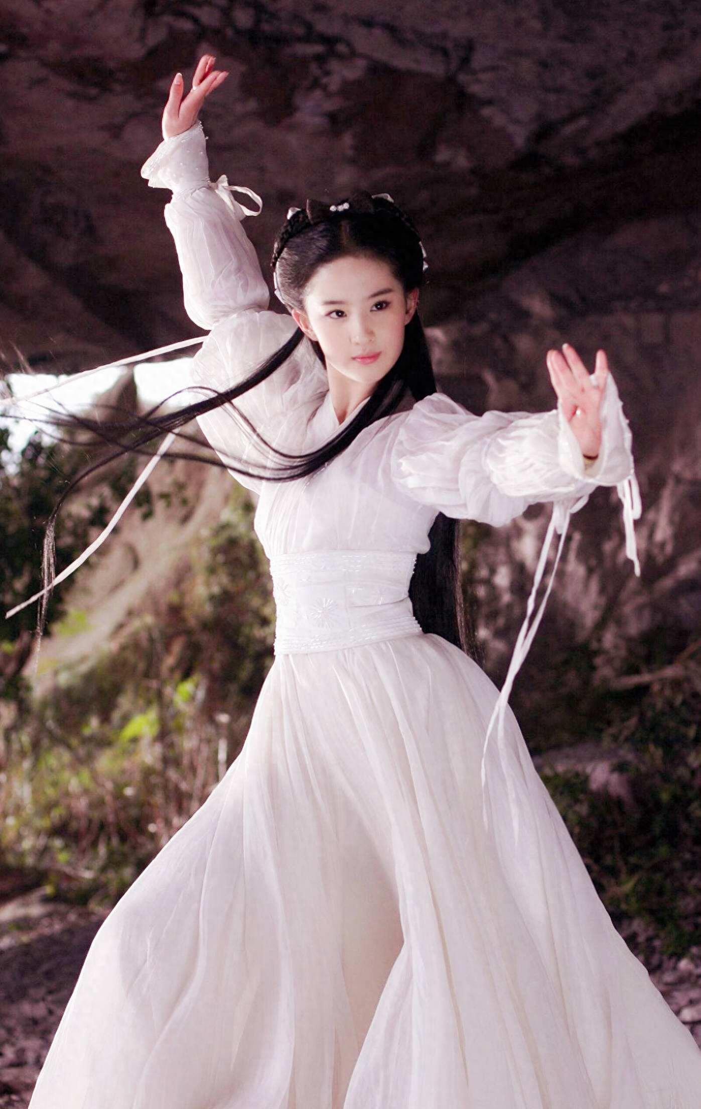 刘亦菲妈妈刘晓莉:曾“跳楼”夺女?为女儿两婚两离,如今过怎样了