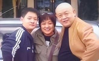 冯小刚主持葬礼，张国立痛念悼词，他的逝世，让半个娱乐圈都在哭泣