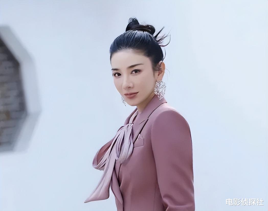 黄奕|恭喜!46岁黄奕官宣恋情,发文称姐也有小男友了