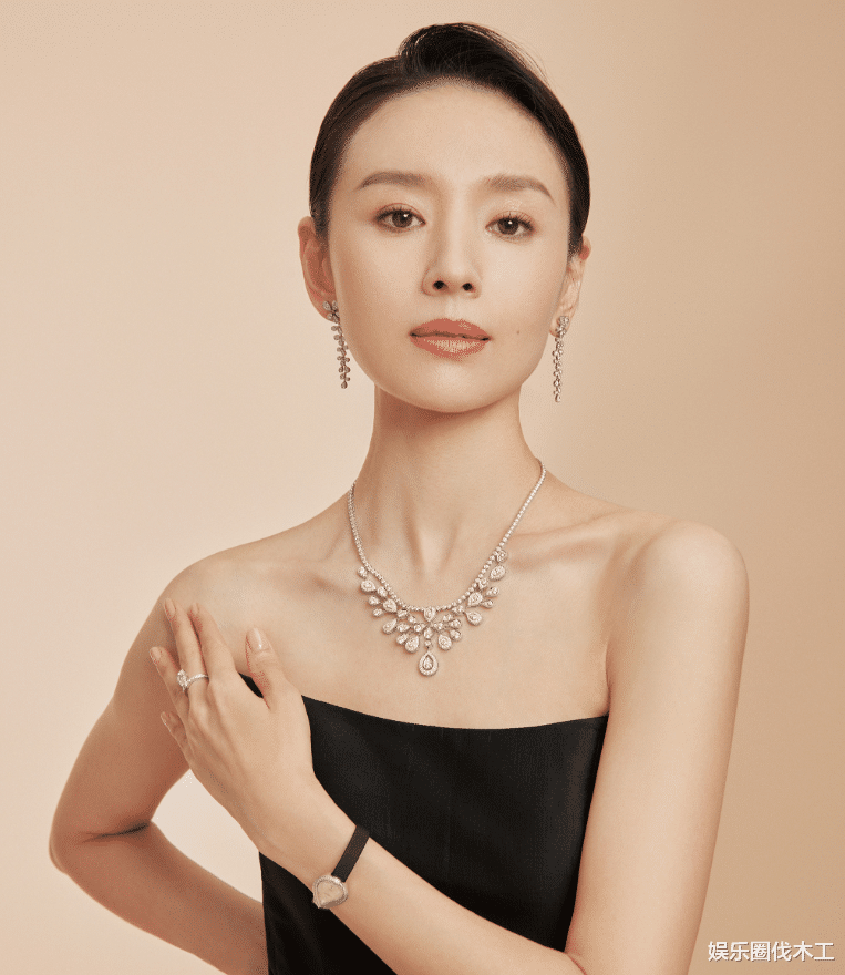 43岁董洁戴百万珠宝亮相,身材干瘪脸带苦相,与高圆圆同框差距大