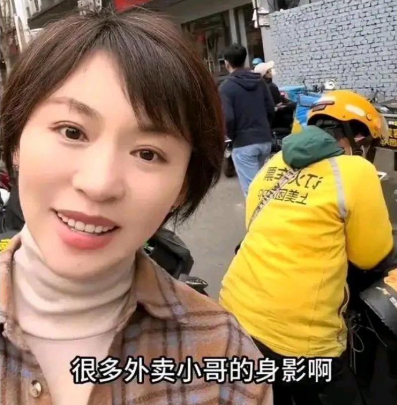 王楚然|曝新闻联播主持欧阳夏丹离职,旅游现身简陋面馆