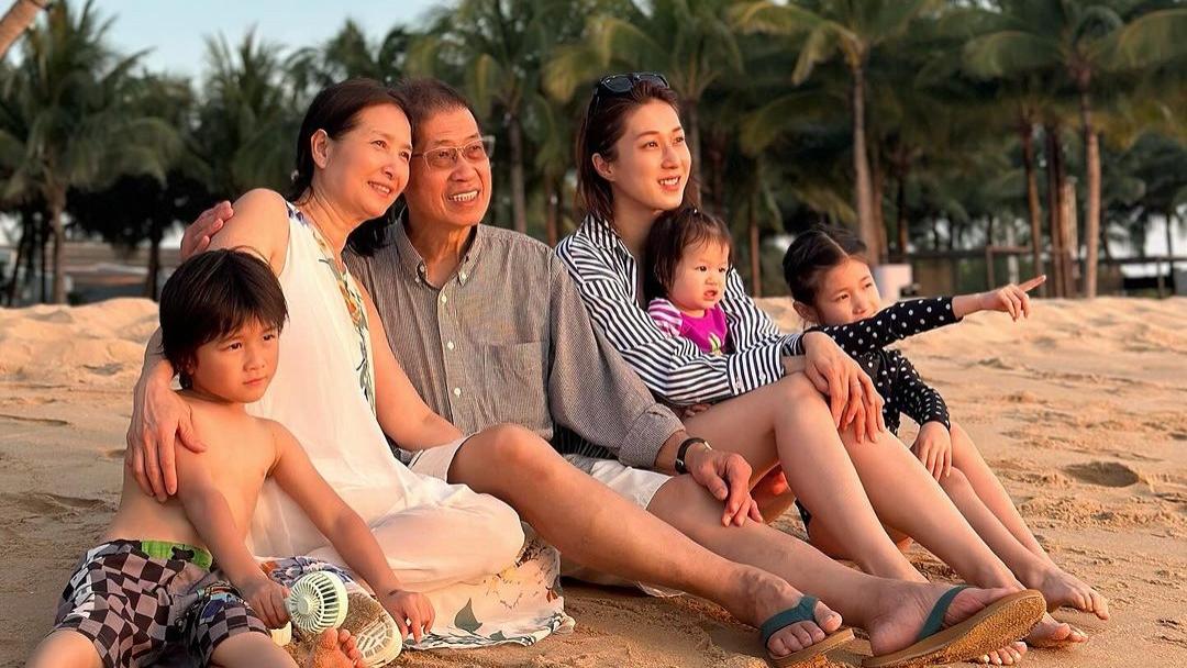 钟嘉欣带父母和子女看日落，祖孙三代出游好温馨，浪漫唯美又幸福