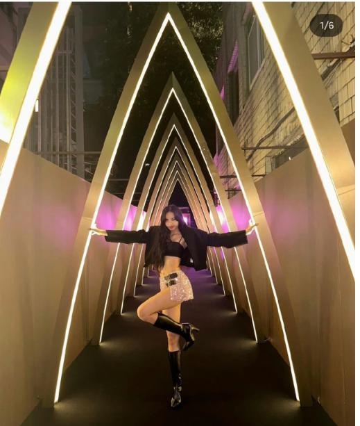 Lisa疯马秀热舞片段曝光!被困玻璃囚笼疯狂跳舞,好身材一览无遗