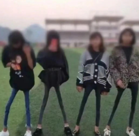 被骂了10年后,互联网还是最吃她的审美,牙签腿回归?