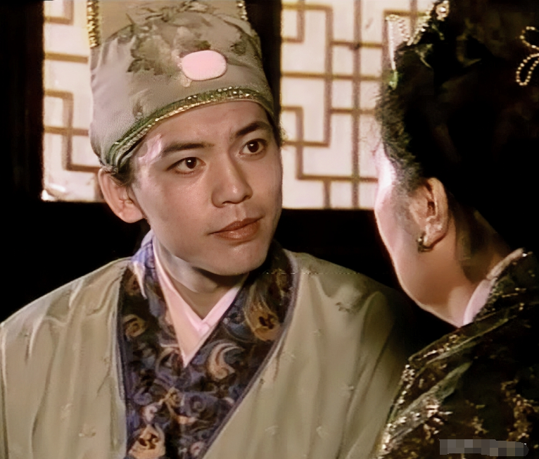 难怪当年拒绝巩俐示爱,原来“戏骨”何政军妻子就是她,瞒了31年